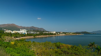 The wooded Tai Po Waterfront Park occupies an area of 22 hectares and stretches along the shoreline embracing the quiet waters of the bay.